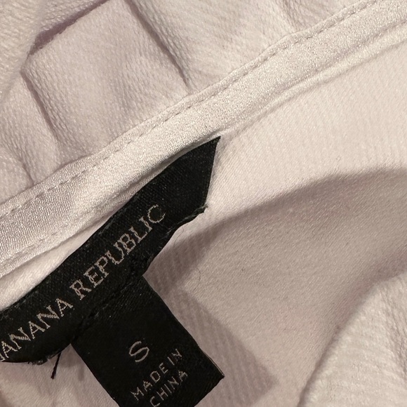 Banana Republic Crew Tank Top with a V in the back.Ruffles on the neckline. Sz S - Picture 5 of 5